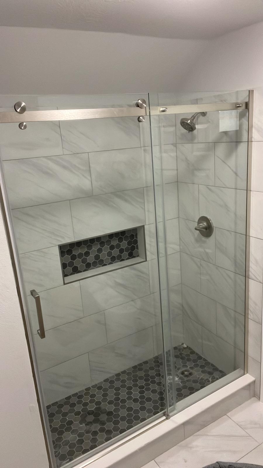 Baño remodelado ducha vidrio Houston