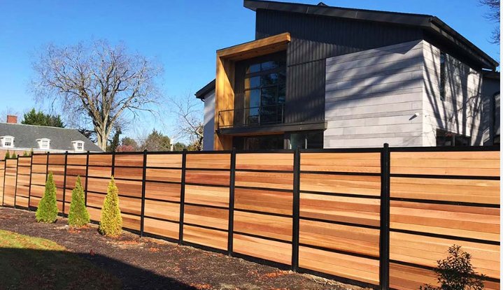 Cerca horizontal moderna madera y metal