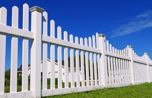 Cerca blanca de vinilo picket