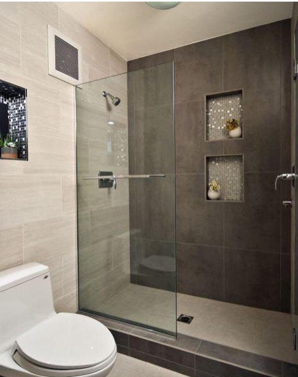 Fireplace moderno con TV y madera